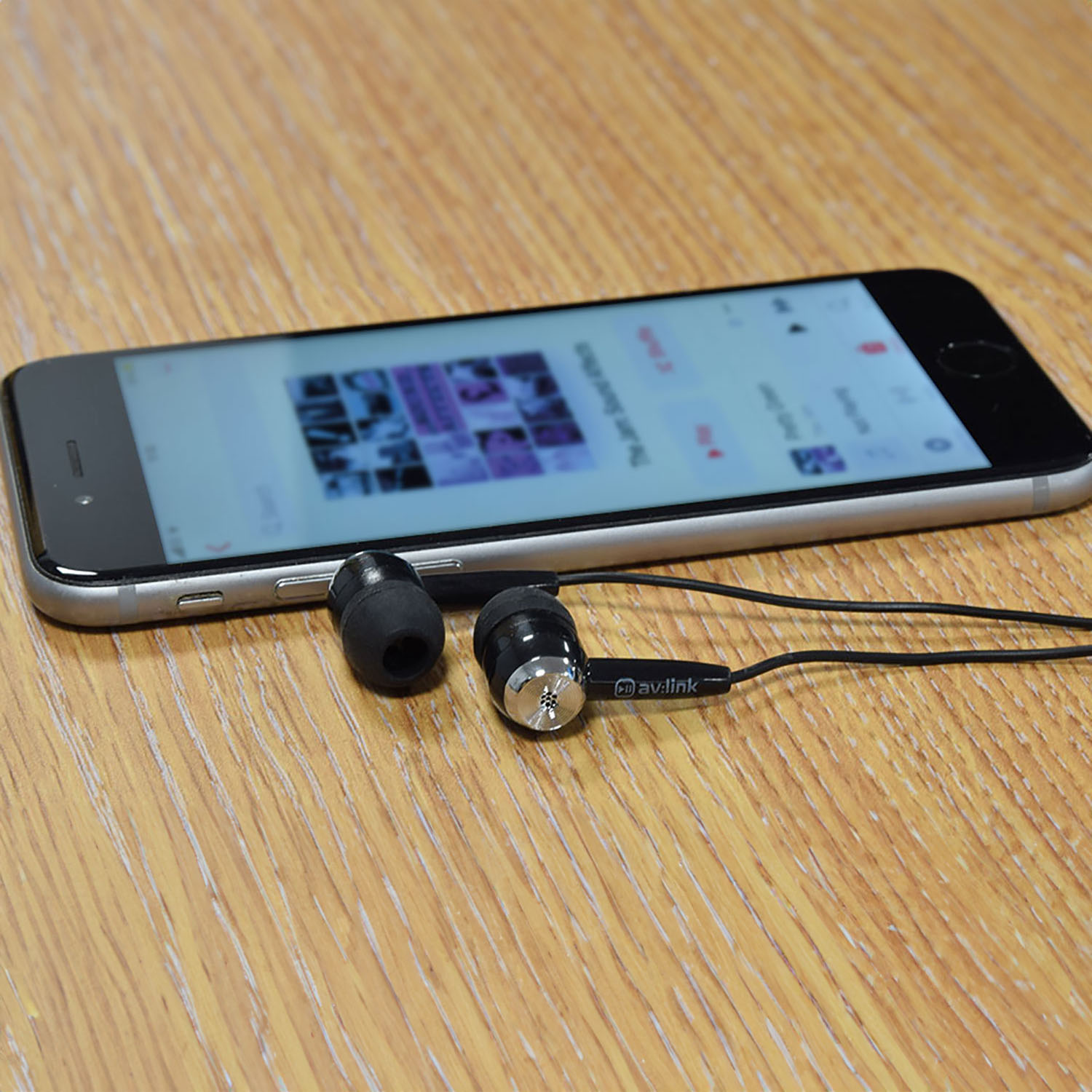 av:link EC9B In-Ear Stereo Earphones in Black - Image 3