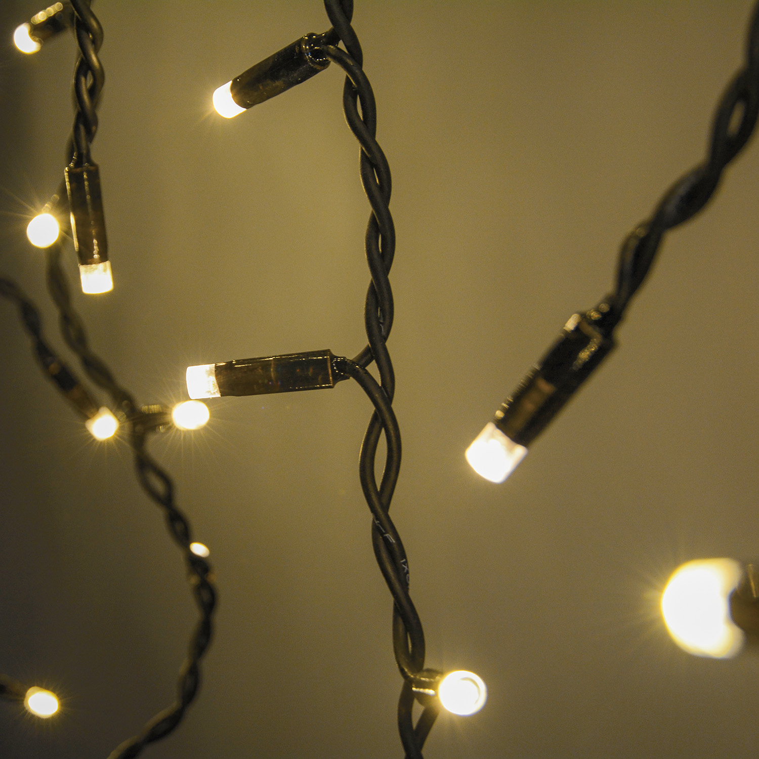 Connectable Icicle-Inspired Outdoor LED String Lights 100 LEDs 2m Warm White - Image 4